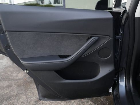 Used 2020 Tesla Model Y Long Range image 28