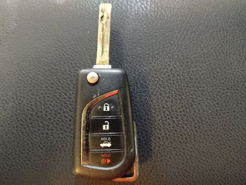 Used 2021 Toyota Camry LE FWD image 32