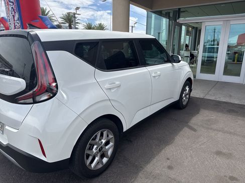 Used 2024 Kia Soul LX w/ Option Group 015 FWD image 3