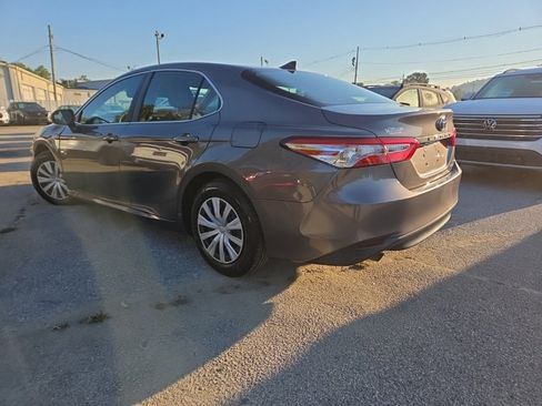 Used 2020 Toyota Camry LE image 3