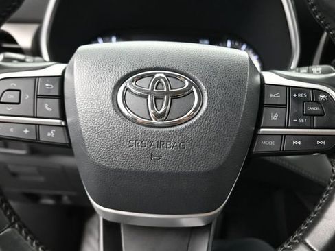 Used 2022 Toyota Highlander XLE AWD/4WD image 10
