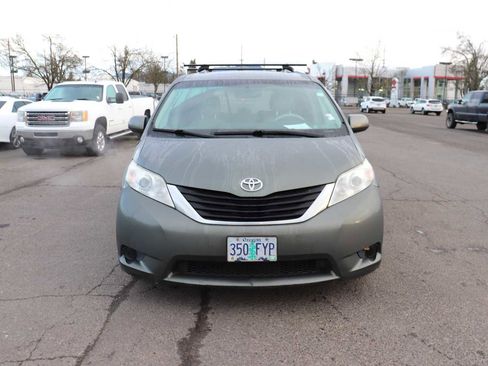 Used 2012 Toyota Sienna LE image 2