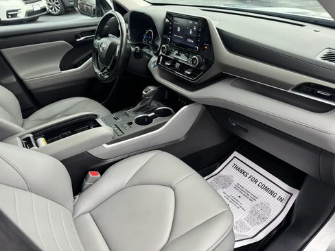 Used 2021 Toyota Highlander XLE AWD/4WD image 6