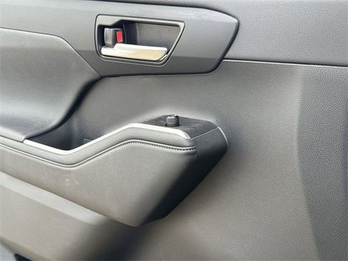 Used 2023 Toyota Highlander XLE image 28