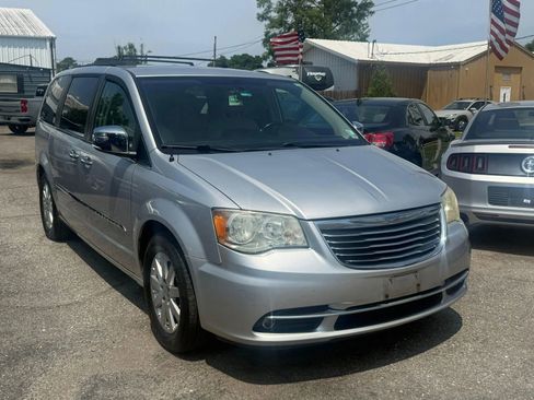 Used 2012 Chrysler Town & Country Touring-L w/ Entertainment Group #2 FWD image 2