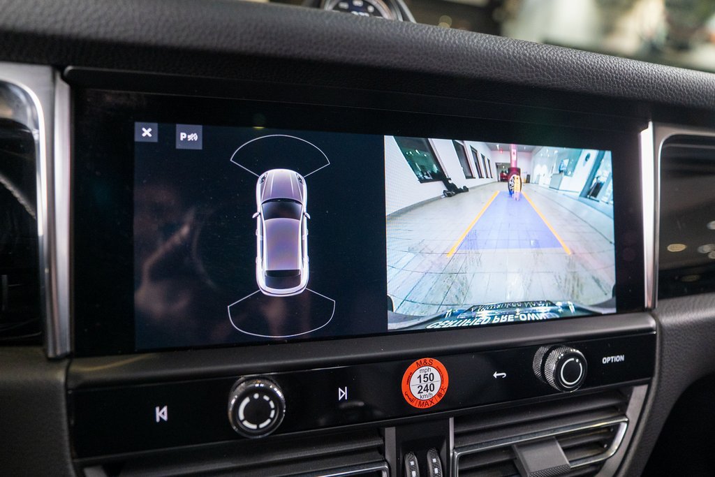 Certified 2025 Porsche Macan AWD/4WD image 30