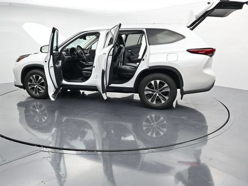 Used 2023 Toyota Highlander XLE AWD/4WD image 40
