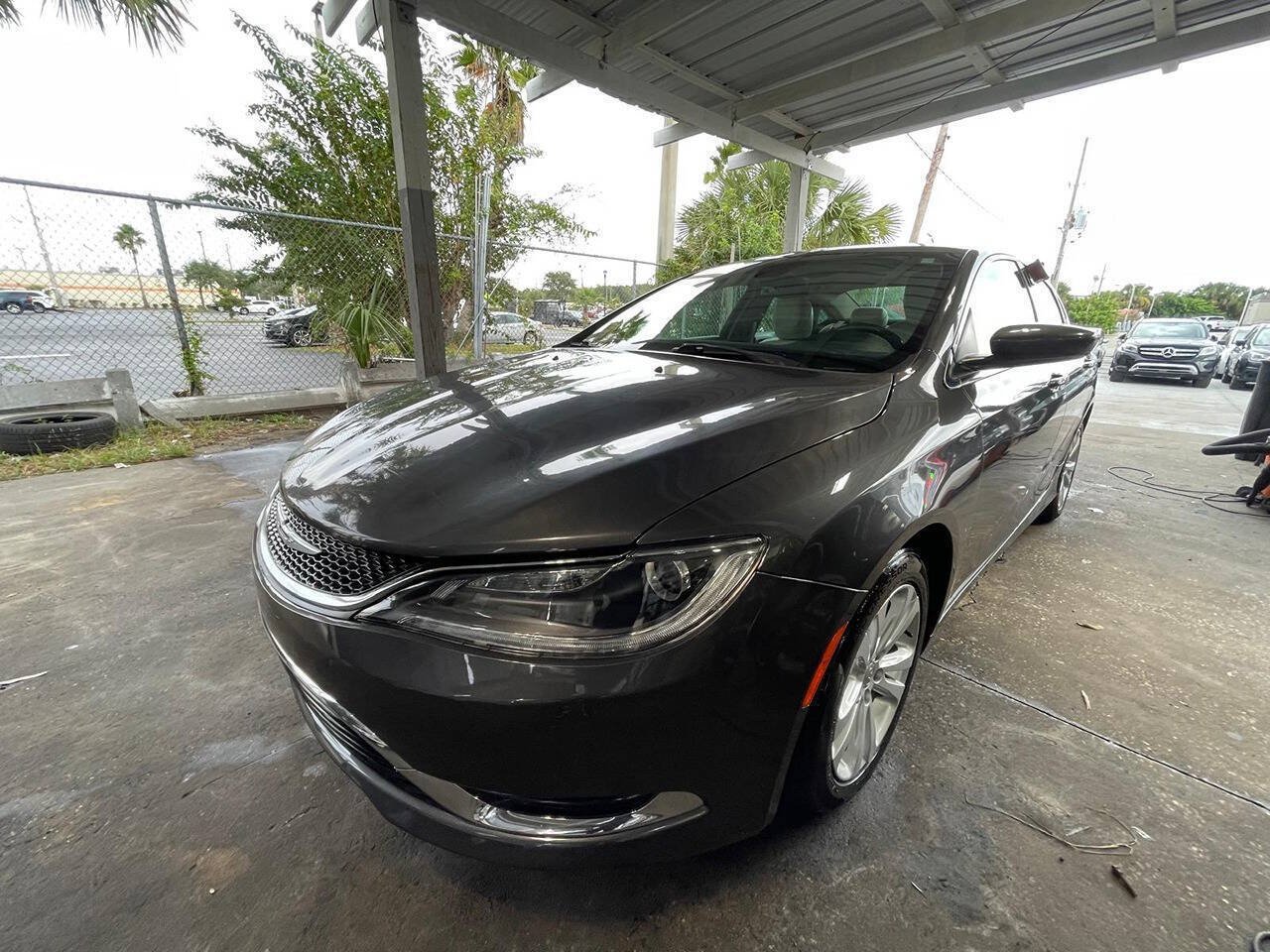 Used 2017 Chrysler 200 Limited Platinum w/ Comfort & Convenience Group FWD image 1