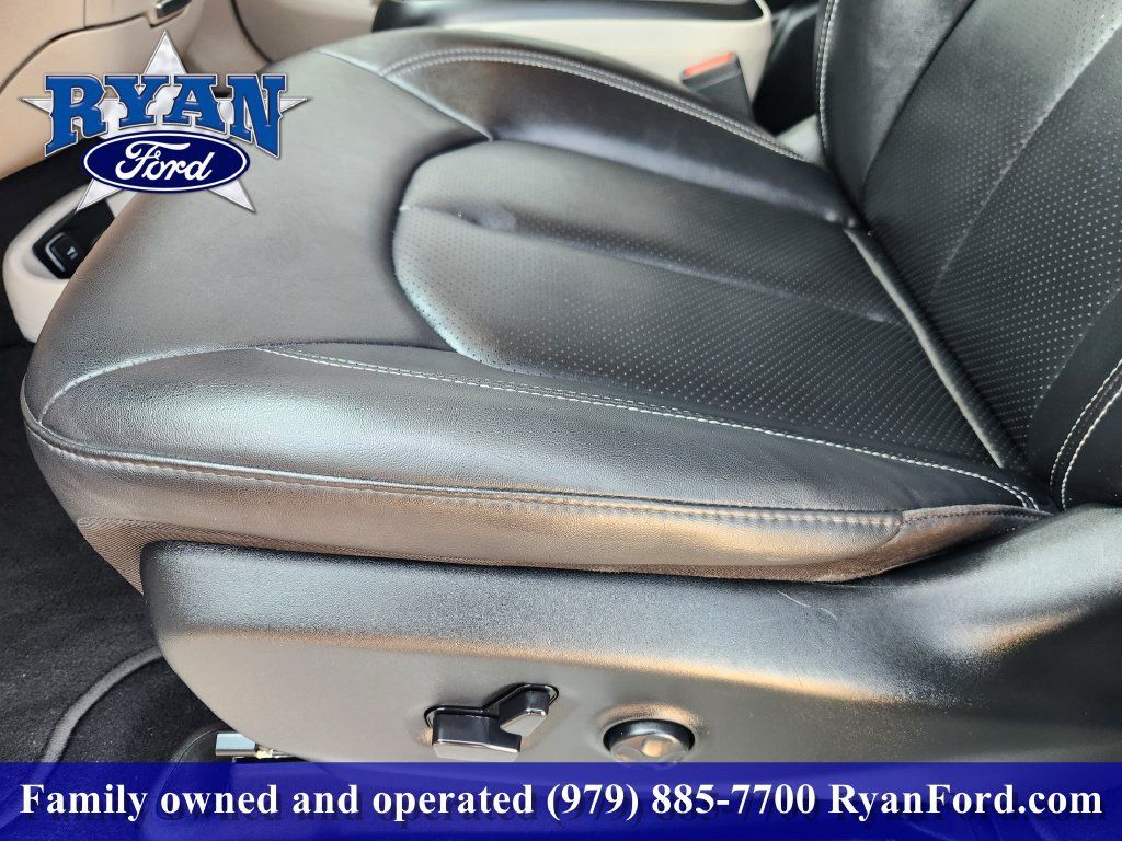 Used 2024 Chrysler Pacifica Touring-L FWD image 18