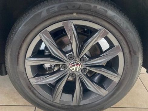 Used 2024 Volkswagen Tiguan SE image 35