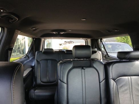 Used 2024 Jeep Wagoneer L Series II w/ Flexible Seating Group AWD/4WD image 24