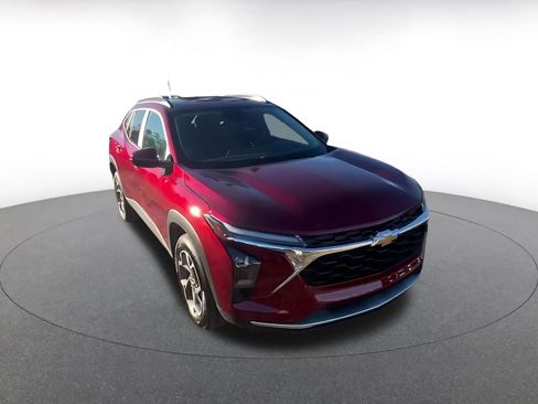 Used 2025 Chevrolet Trax LT w/ LT Convenience Package image 3