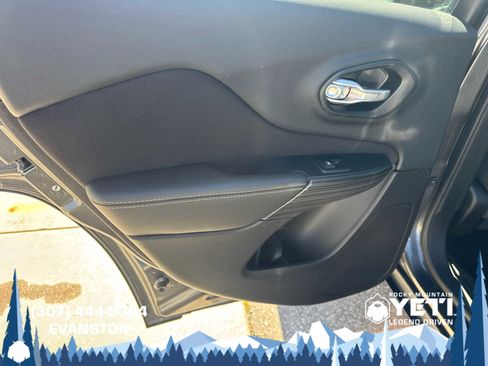 Used 2015 Jeep Cherokee Latitude AWD/4WD image 21