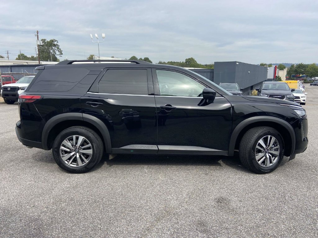 Used 2026 Nissan Pathfinder SL FWD image 2