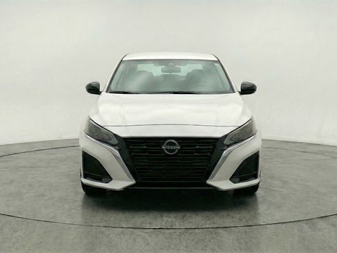 Used 2025 Nissan Altima 2.5 SV FWD image 2
