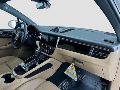 Certified 2026 Porsche Macan AWD/4WD image 32