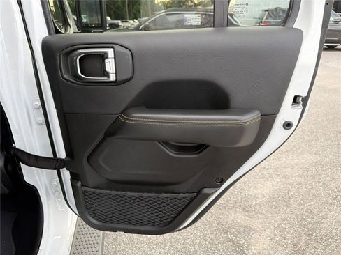 Used 2025 Jeep Wrangler Unlimited Sahara AWD/4WD image 15