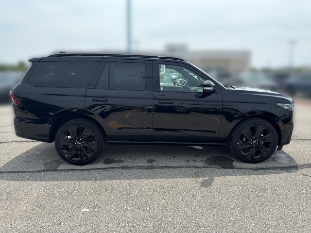 New 2027 Lincoln Navigator Reserve w/ Jet Appearance Package AWD/4WD image 3