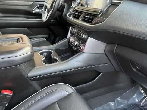 Used 2021 GMC Yukon XL SLT w/ SLT Luxury Package image 18