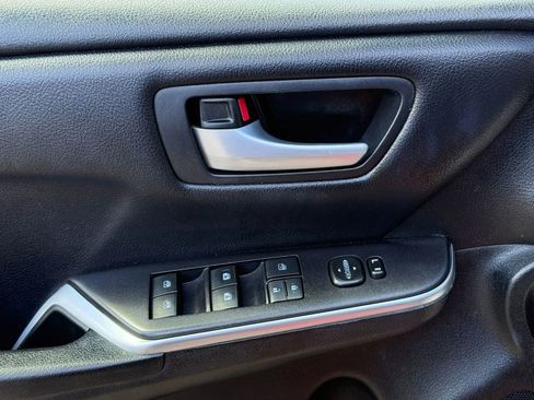 Used 2017 Toyota Camry SE FWD image 17