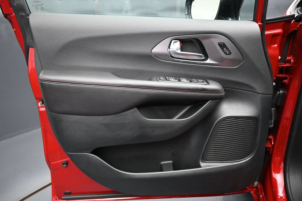 New 2027 Chrysler Pacifica Select FWD image 10