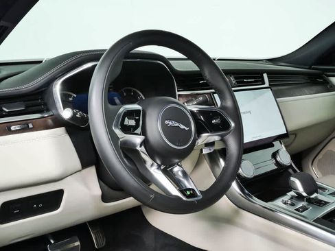 Used 2022 Jaguar XF R-Dynamic SE AWD/4WD image 4