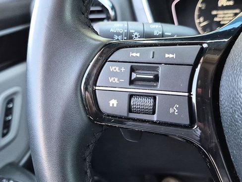 Used 2025 Honda Pilot Touring image 17
