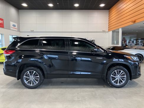 Used 2019 Toyota Highlander XLE image 4
