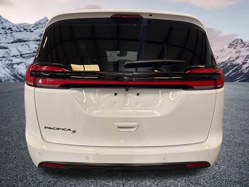 New 2026 Chrysler Pacifica Select w/ S Appearance Package FWD image 4