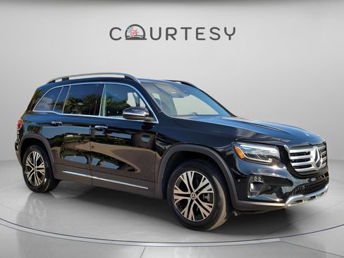 Used 2024 Mercedes-Benz GLB 250 w/ Driver Assistance Package image 7