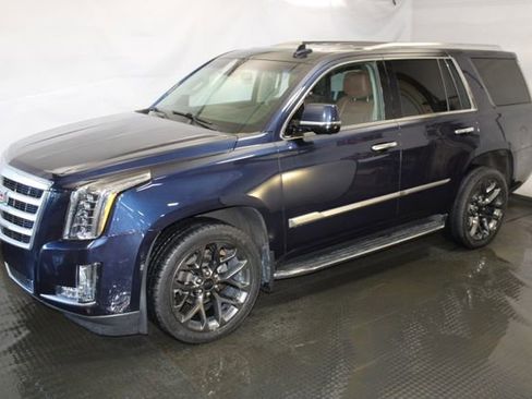 Used 2018 Cadillac Escalade Luxury AWD/4WD image 2