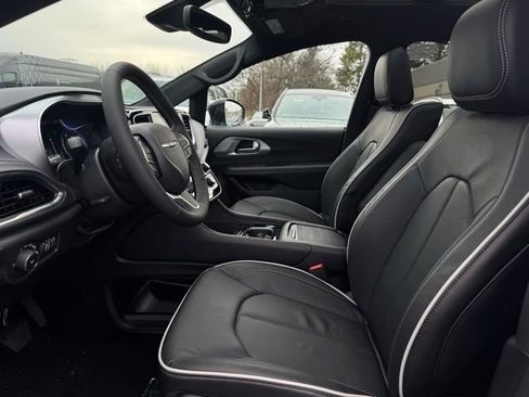 New 2026 Chrysler Pacifica Limited w/ Uconnect Theater Family Group image 16