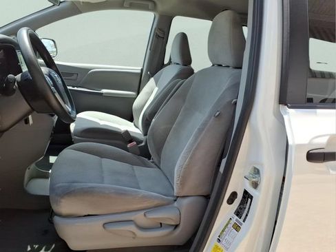 Used 2020 Toyota Sienna L FWD image 12