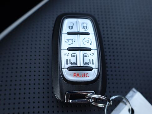 Used 2025 Chrysler Pacifica Limited FWD image 36