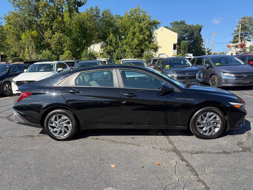 Used 2024 Hyundai Elantra SEL FWD image 6