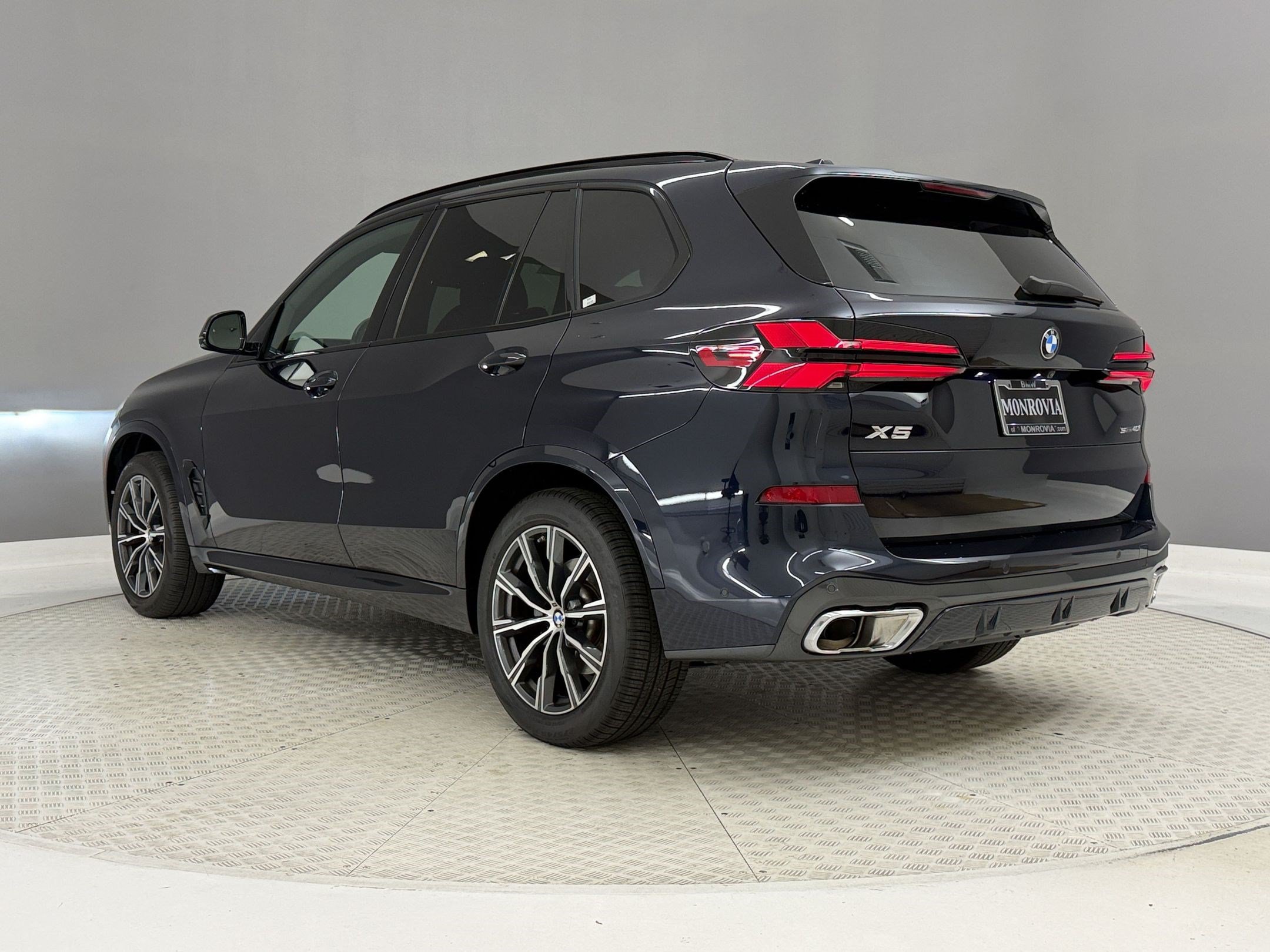 Used 2024 BMW X5 sDrive40i w/ M Sport Package RWD image 3
