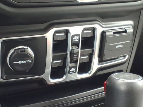 Used 2023 Jeep Gladiator Overland AWD/4WD image 7