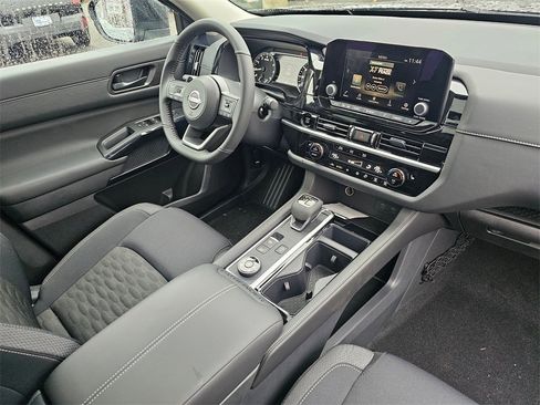 New 2025 Nissan Pathfinder SV w/ SV Premium Package image 32