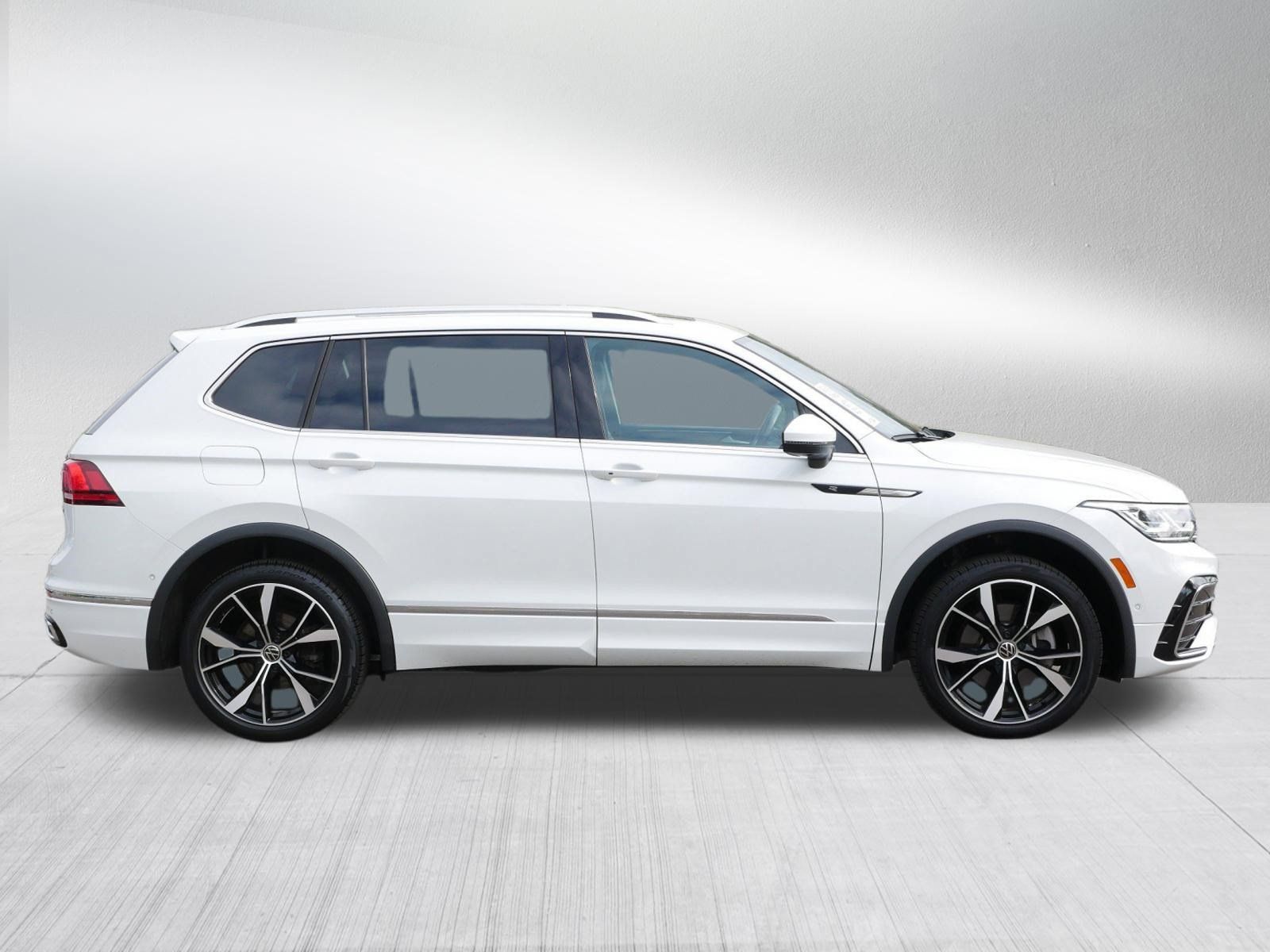 Used 2024 Volkswagen Tiguan SEL R-Line AWD/4WD image 8