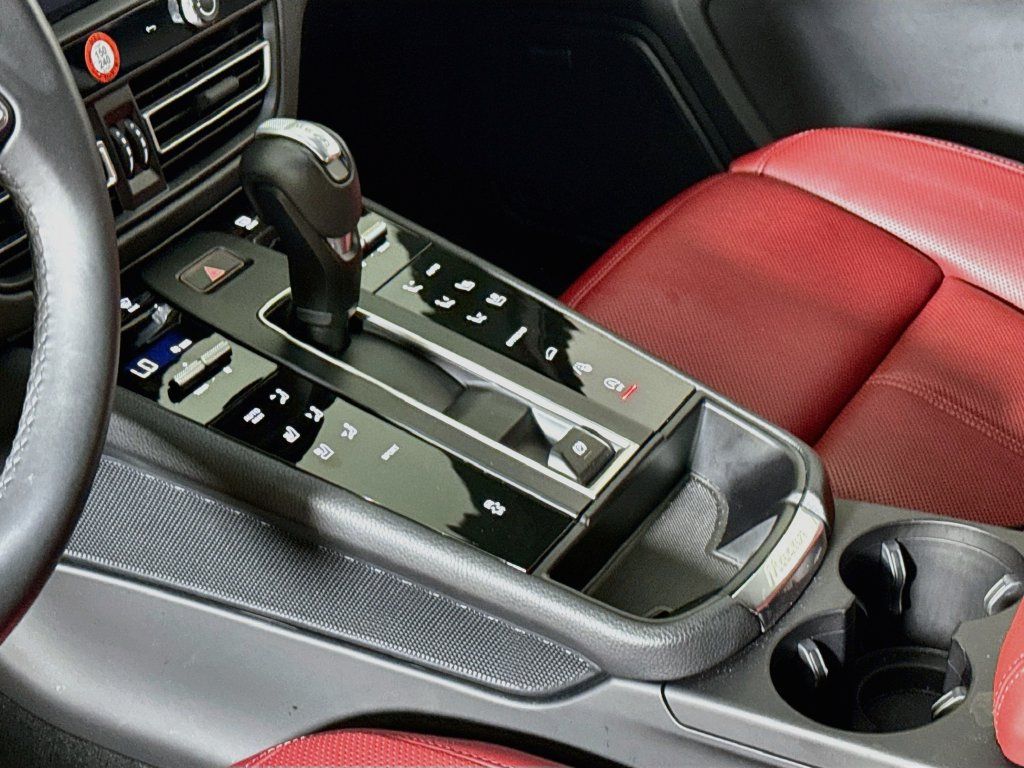 Certified 2025 Porsche Macan AWD/4WD image 21
