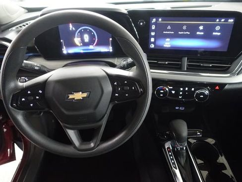 Used 2025 Chevrolet Trax LT FWD image 11