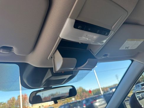 Used 2025 Nissan Rogue S image 19