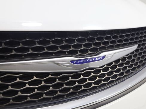 Used 2020 Chrysler Pacifica Touring FWD image 16