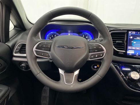 Used 2025 Chrysler Pacifica Select FWD image 20