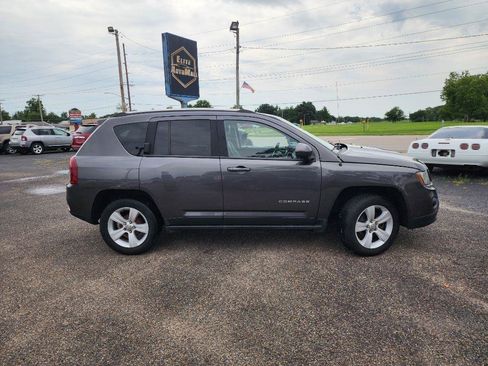 Used 2014 Jeep Compass Latitude FWD image 3