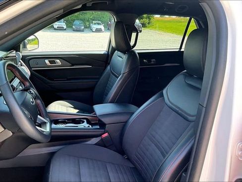 Used 2025 Ford Explorer ST-Line w/ ST-Line Street Pack AWD/4WD image 24