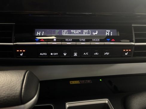 Used 2025 Toyota Sienna XLE image 4