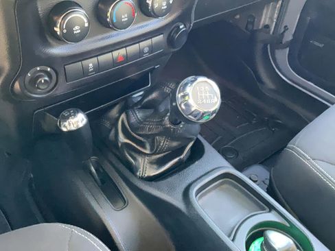 Used 2015 Jeep Wrangler Unlimited Rubicon w/ Connectivity Group image 30