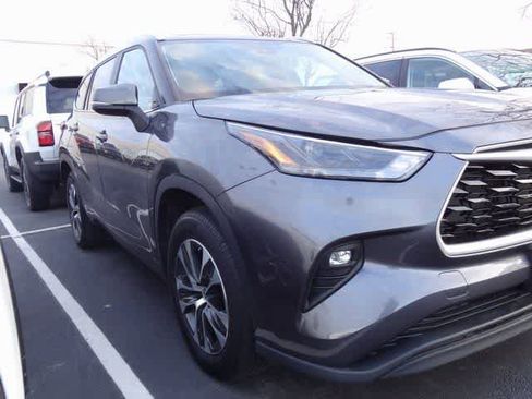 Used 2023 Toyota Highlander XLE image 2