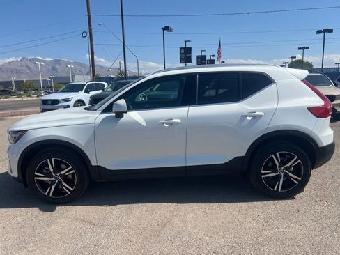 Used 2025 Volvo XC40 B5 Core w/ Climate Package image 7